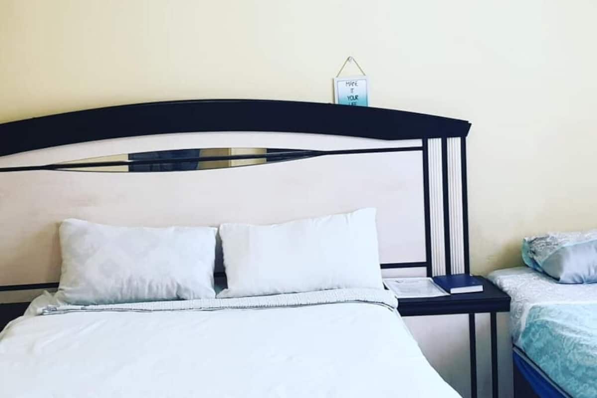 Standard-Dreibettzimmer | Schreibtisch, schallisolierte Zimmer, BĂŒgeleisen/BĂŒgelbrett