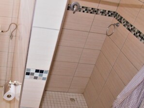 Produtos de toalete grátis, roupões de banho, chinelos 