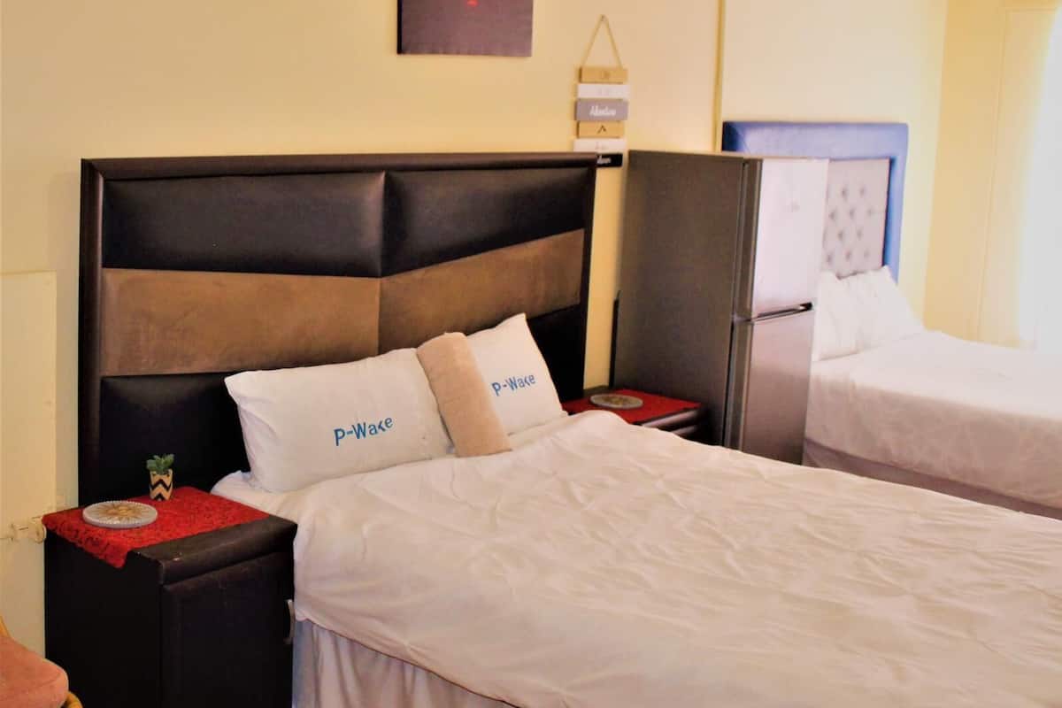 Deluxe-Zimmer | Schreibtisch, schallisolierte Zimmer, BĂŒgeleisen/BĂŒgelbrett