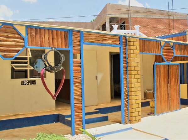 40-inch Smart TV with satellite channels, TV - P Wake Guesthouse (Opuwo)