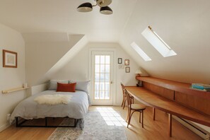 3 habitaciones, escritorio y tabla de planchar con plancha 