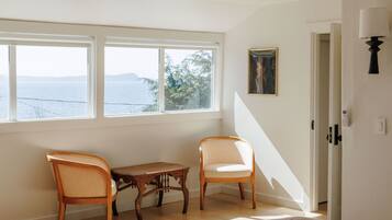 3 habitaciones, escritorio y tabla de planchar con plancha