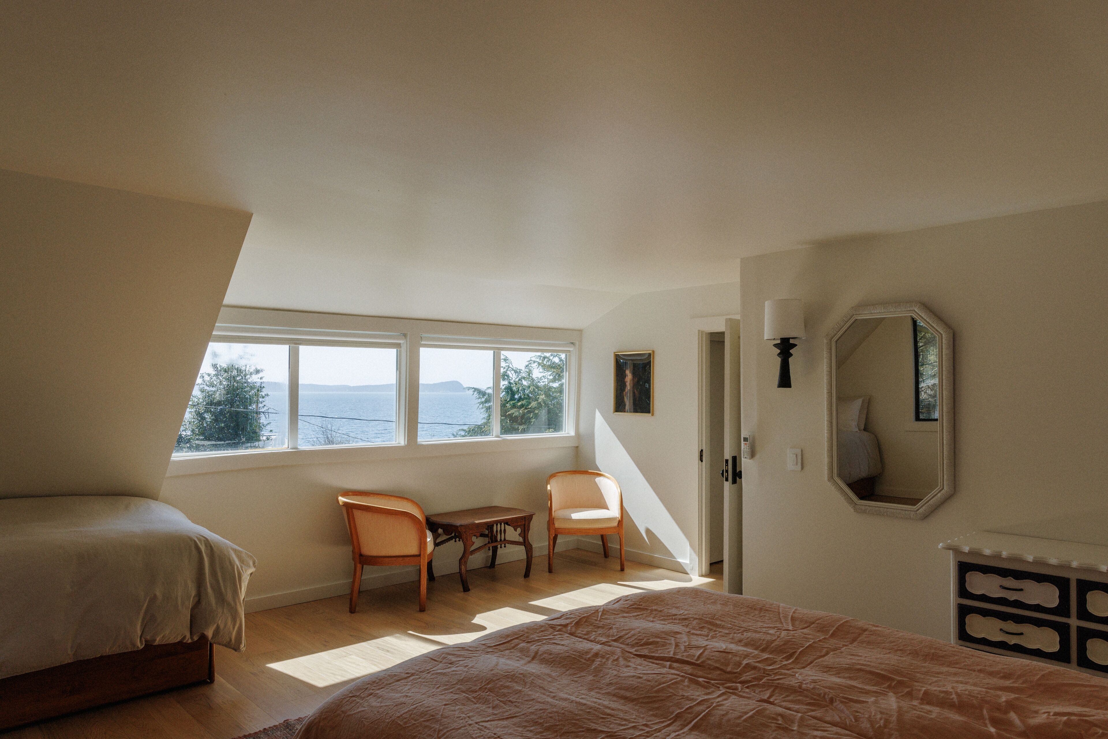 3 soverom, skrivebord, strykejern/-brett og reiseseng for barn