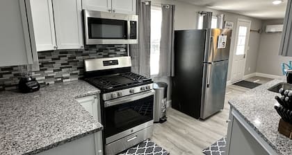 Cottage on Strip w/ 3 BDs, Newly Renovated, Pet Friendly Wifi,AC,Grill, Fire Pit