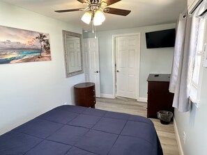 3 bedrooms, WiFi, bed sheets, wheelchair access - Cottage on Strip w/ 3 BDs, Newly Renovated, Pet Friendly Wifi,AC,Grill, Fire Pit (Geneva)