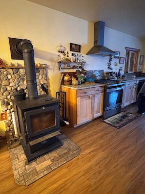 Coffee/tea maker, fridge, microwave, oven