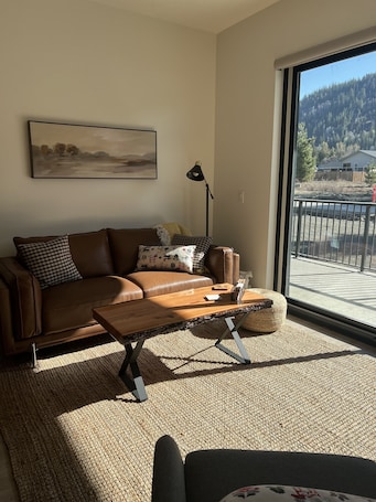 Smart-TV, Kamin, Bücher. Cozy & bright mountain getaway. Enjoy a soak after a hard day's play!