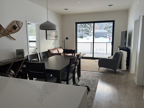 Cozy & bright mountain getaway. Enjoy a soak after a hard day's play!