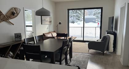 Cozy & bright mountain getaway. Enjoy a soak after a hard day's play!