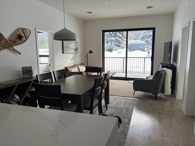 Cozy & bright mountain getaway. Enjoy a soak after a hard day's play!