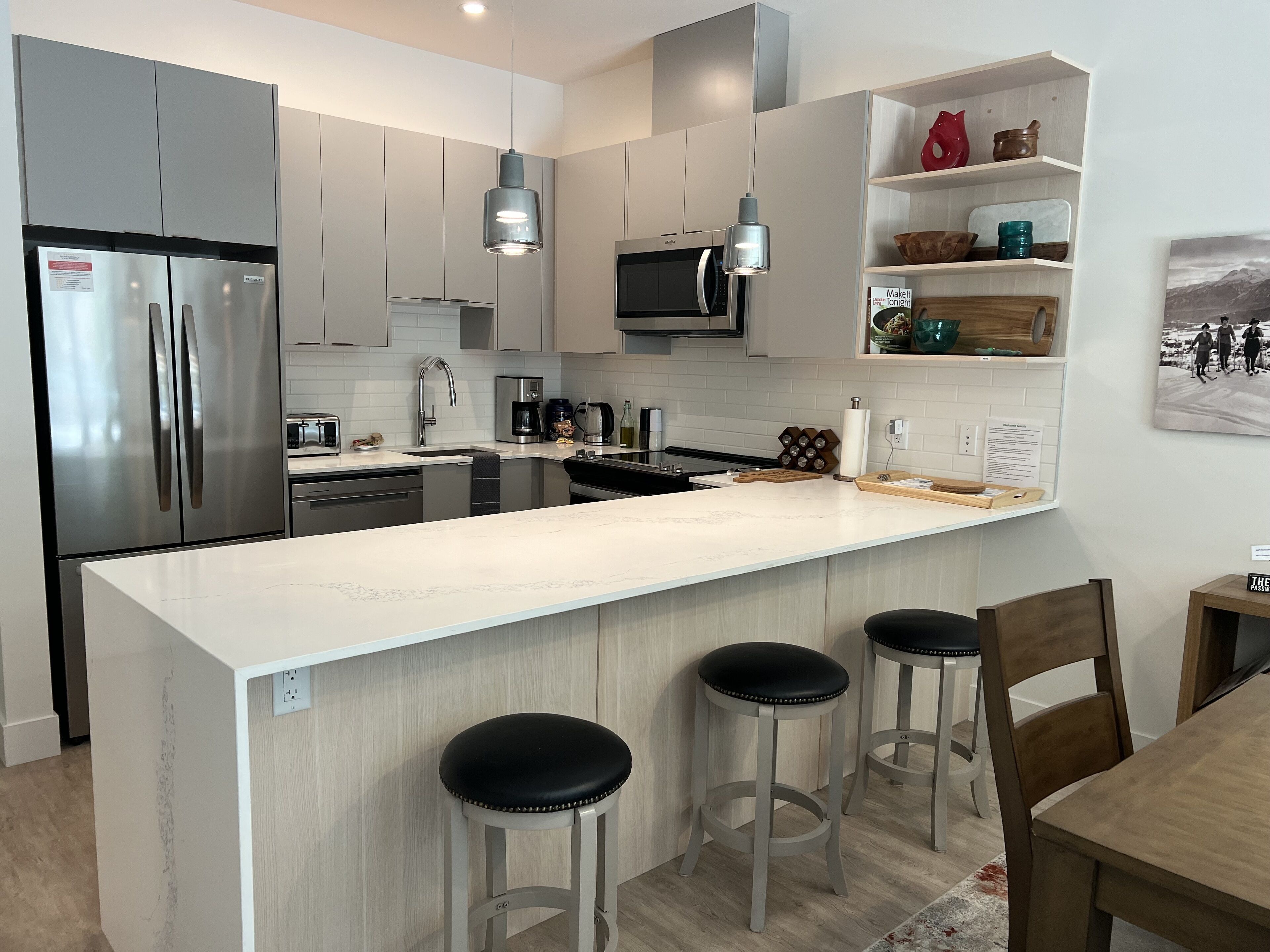 Cozy & bright mountain getaway. Enjoy a soak after a hard day's play!