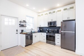 Private kitchen - Modern open floor plan. Pet friendly! Grill for 2024 season (Russells Point)