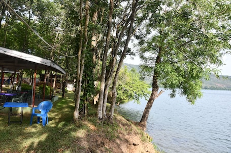 Exterior. Raffin Royal Lodge