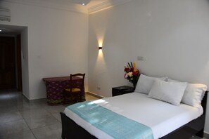 Down duvets, pillow-top beds, individually decorated, desk - Raffin Royal Lodge (Akwamufie)