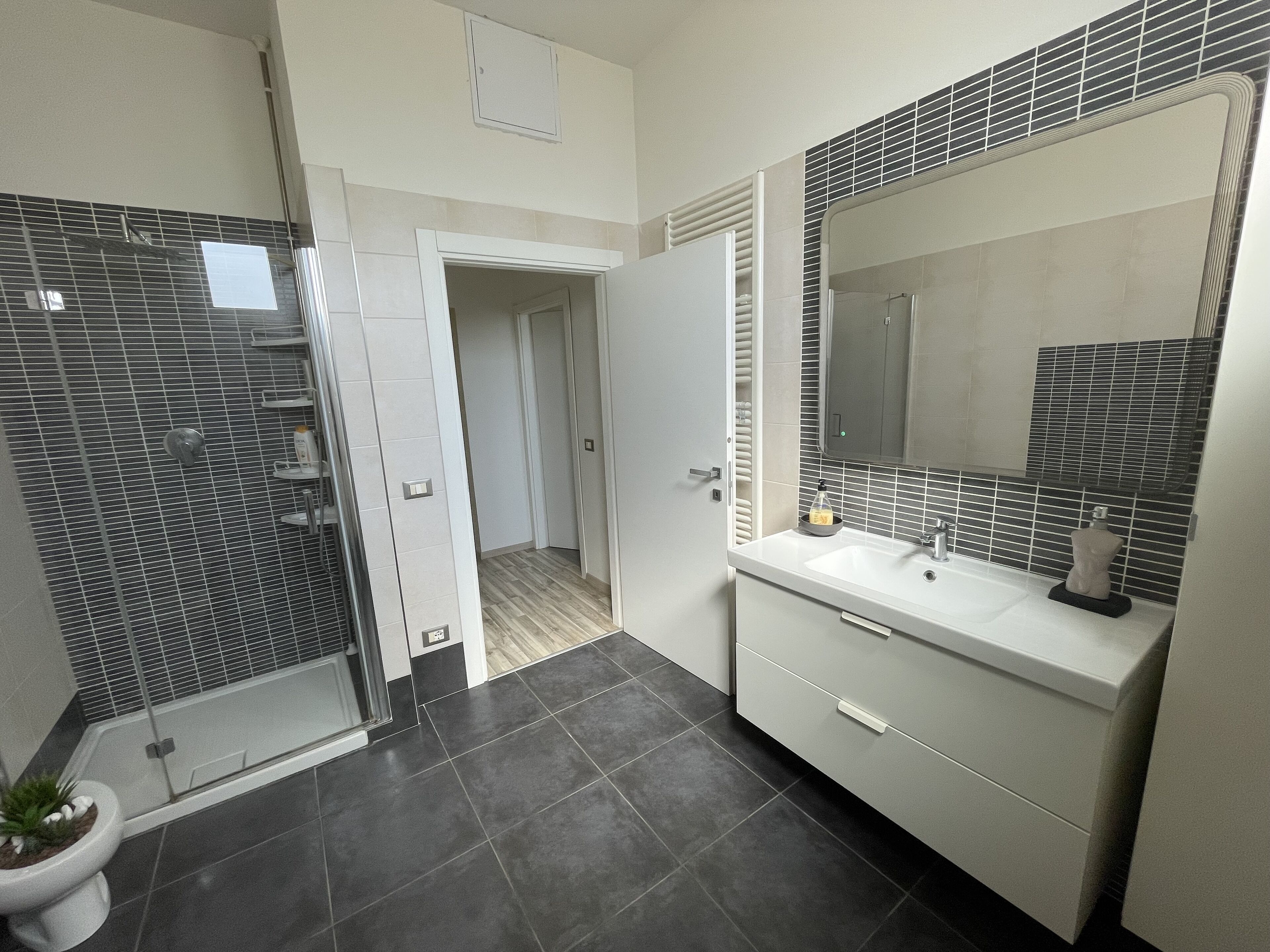 Douche, sèche-cheveux, bidet, serviettes fournies
