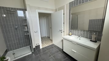 Dusche, Haartrockner, Bidet, Handtücher