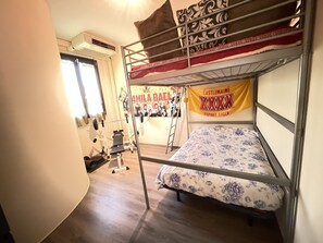 2 dormitorios, escritorio, tabla de planchar con plancha y cuna de viaje