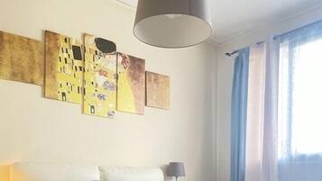 2 camere, una scrivania, ferro/asse da stiro, culla da viaggio