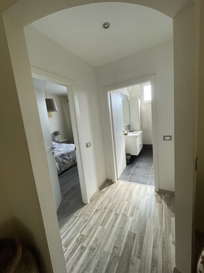 2 dormitorios, escritorio, tabla de planchar con plancha y cuna de viaje