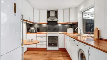 Køleskab, kogeplade, opvaskemaskine, kaffe-/temaskine