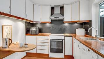 Køleskab, kogeplade, opvaskemaskine, kaffe-/temaskine