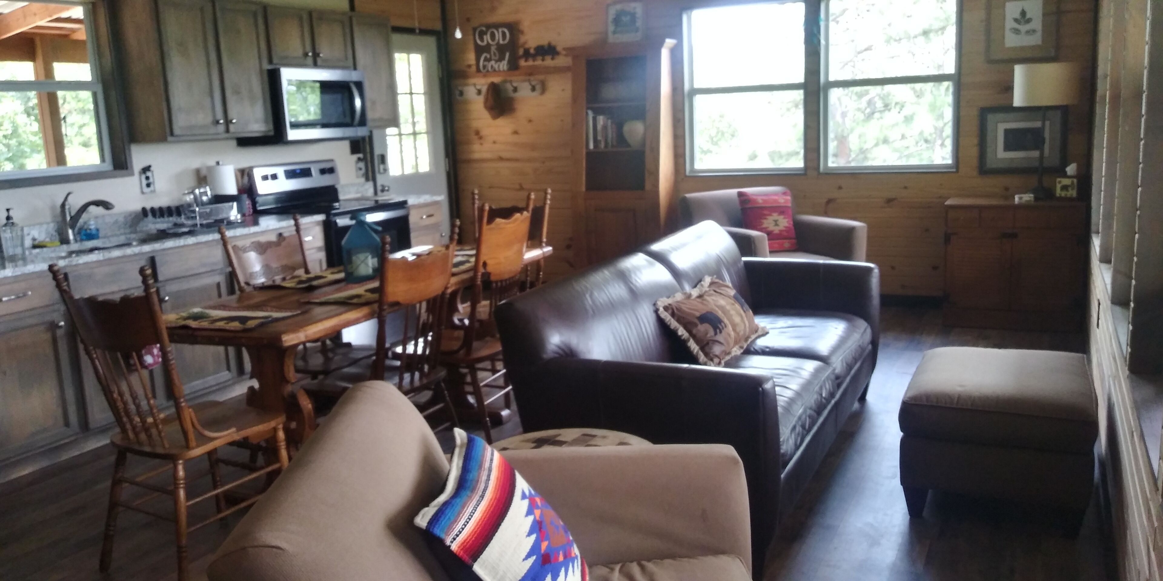 Get Away in your Truck or SUV to the Scenic and Secluded Whispering Pines Cabin