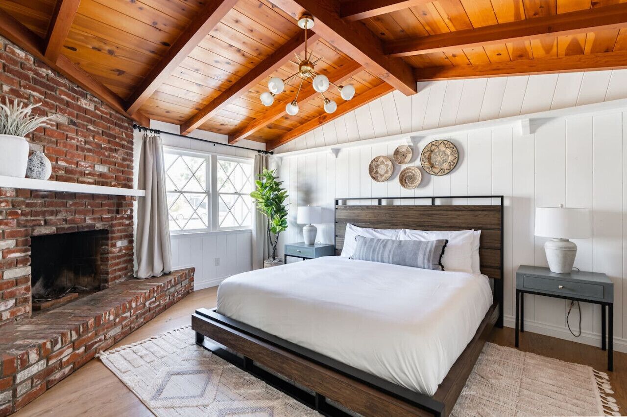4 bedrooms, desk, iron/ironing board, WiFi