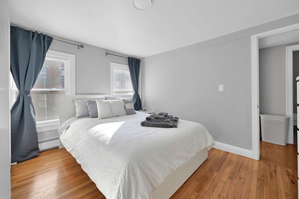 3 dormitorios, tabla de planchar con plancha, cuna de viaje