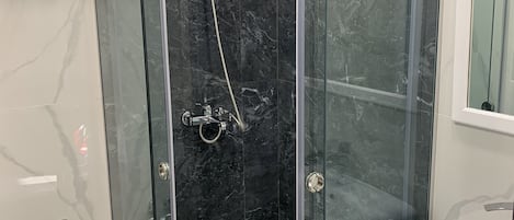 تجهيزات دش، مجففات شعر، مناشف، ورق حمّام