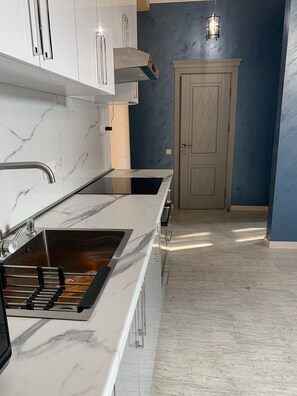 Kjøleskap, mikrobølgeovn, ovn og kaffetrakter/tekoker