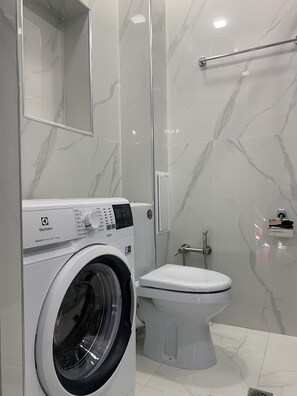 Ducha, secador de pelo, toallas y papel higiénico