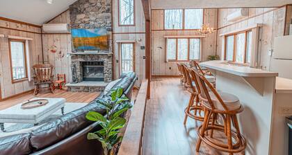 Private Cabin in Wooded Oasis with many amenities!