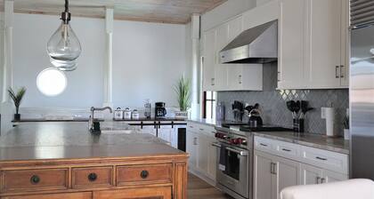 PRIVATE POOL WITH SPLASH PAD!!! 3BR 2BA , 3 blocks from beach