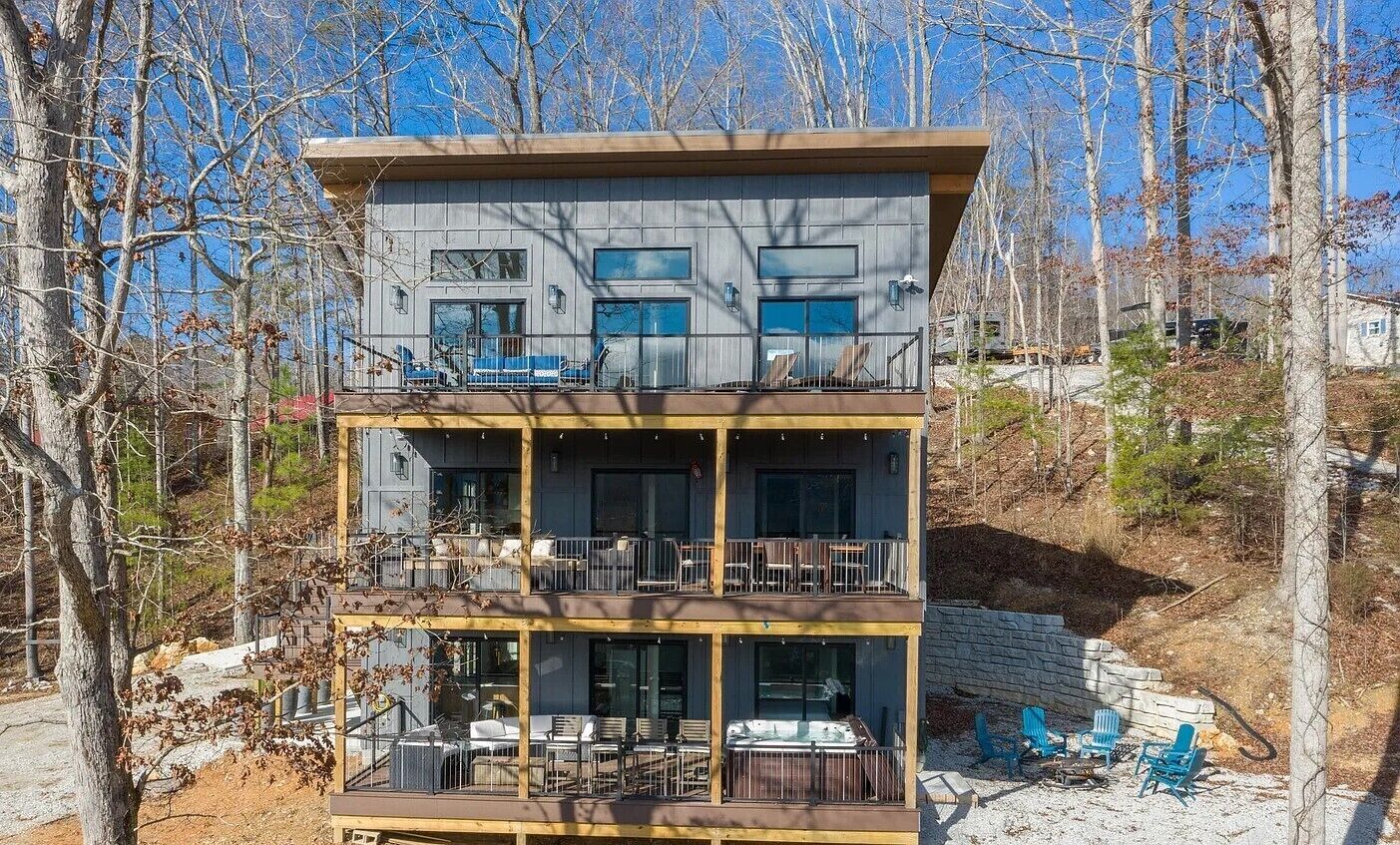 Twin Peak-Brand new 6 BR/5BA Sleeps15 located above Twin Cove Marina Norris Lake