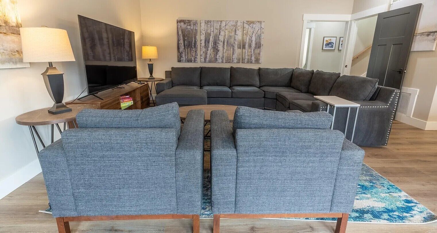 Twin Peak-Brand new 6 BR/5BA Sleeps15 located above Twin Cove Marina Norris Lake