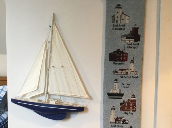 Une maquette de voilier accrochée au mur.