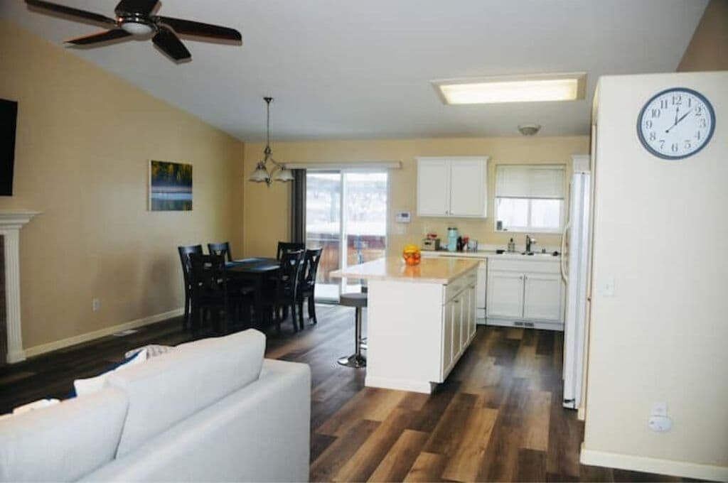 New - Cozy Ranch House with Hot Tub, 3 bdrms and 2 baths