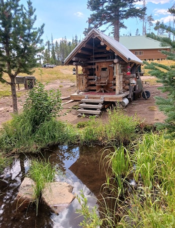 外観. Off the grid cabin on private land surrounded by national forest.
