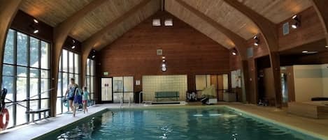 Piscine intérieure, piscine extérieure