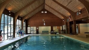 Piscine intérieure, piscine extérieure