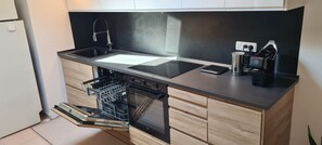 Kühlschrank, Ofen, Herdplatte, Wasserkocher mit Kaffee-/Teezubehör