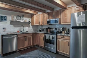 Wasserkocher mit Kaffee-/Teezubehör, Kühlschrank, Mikrowelle, Ofen