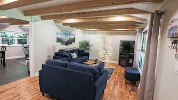 Smart TV, chimenea, libros, estéreo