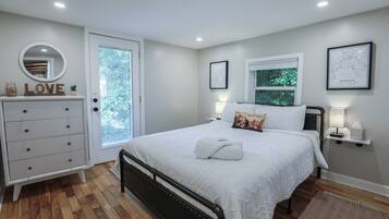 3 slaapkamers, een strijkplank/strijkijzer, gratis wifi, beddengoed