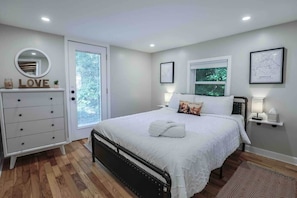 3 bedrooms, iron/ironing board, free WiFi, bed sheets - Mountain View Near Asheville | Extended Stay (Fletcher)