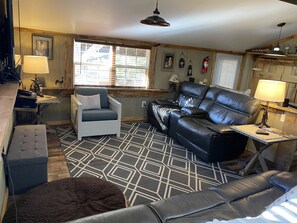 Smart TV, fireplace, DVD player, books - Cabin where the black top ends… Cabin 2 (Franklin)