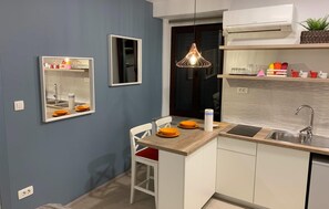 Fridge, oven, coffee/tea maker