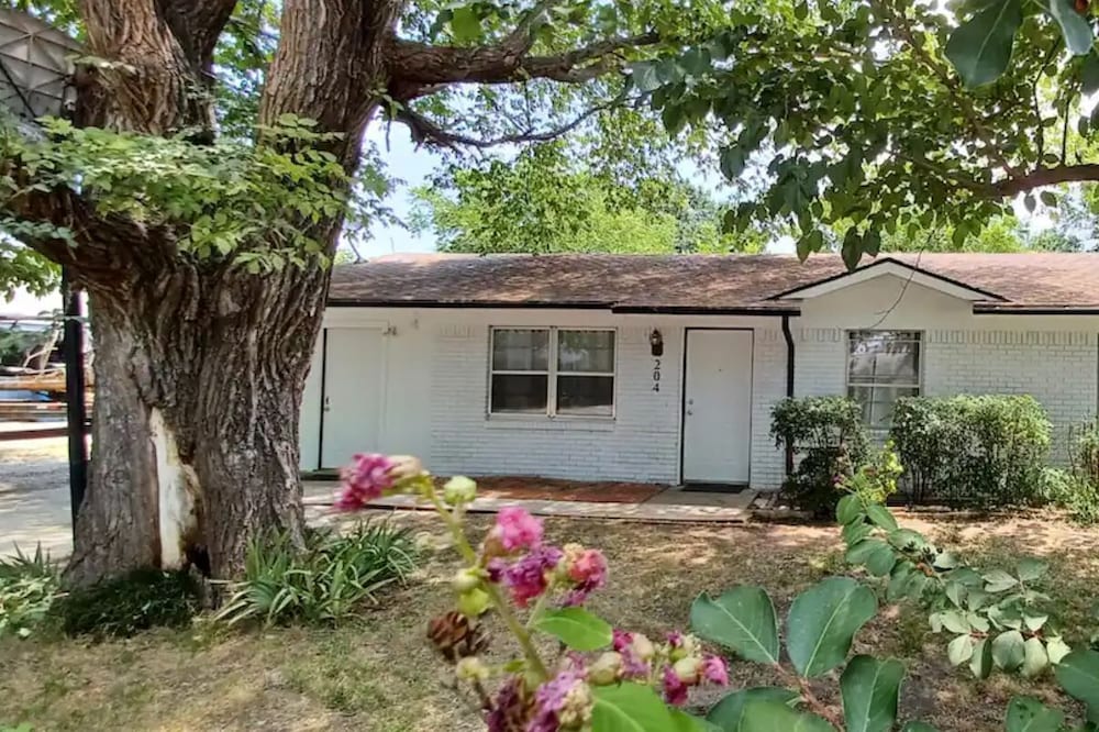 Cozy Cottage close to Lake Lewisville boat Ramp