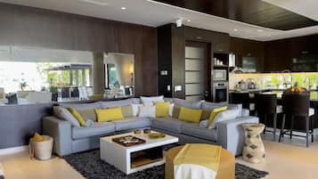 Smart TV, libri, impianto stereo