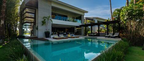 Alberca al aire libre, alberca climatizada y camastros